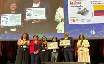 Viviana Sofia Zamora, subgerente de Protección Animal del ICA recibe certificado