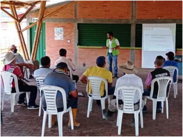 Funcionarios ICA con caficultores.