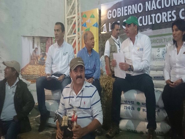 El gerente general del ICA acompañó entrega de fertilizantes para pequeños caficultores 