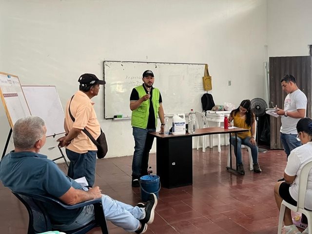 Campesinos en Pradera, Valle del Cauca, trabajan por la sanidad de sus sistemas productivos.