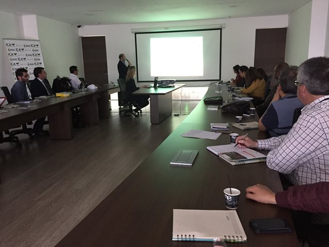 Argentina y Colombia intercambian conocimientos sobre el registro de productos veterinarios 