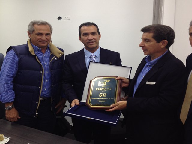 El ICA entregó placa conmemorativa a Fedegan por sus 50 años