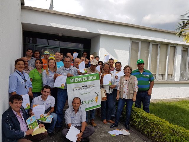 El ICA escucha a apicultores y define estrategias para salvar las colmenas