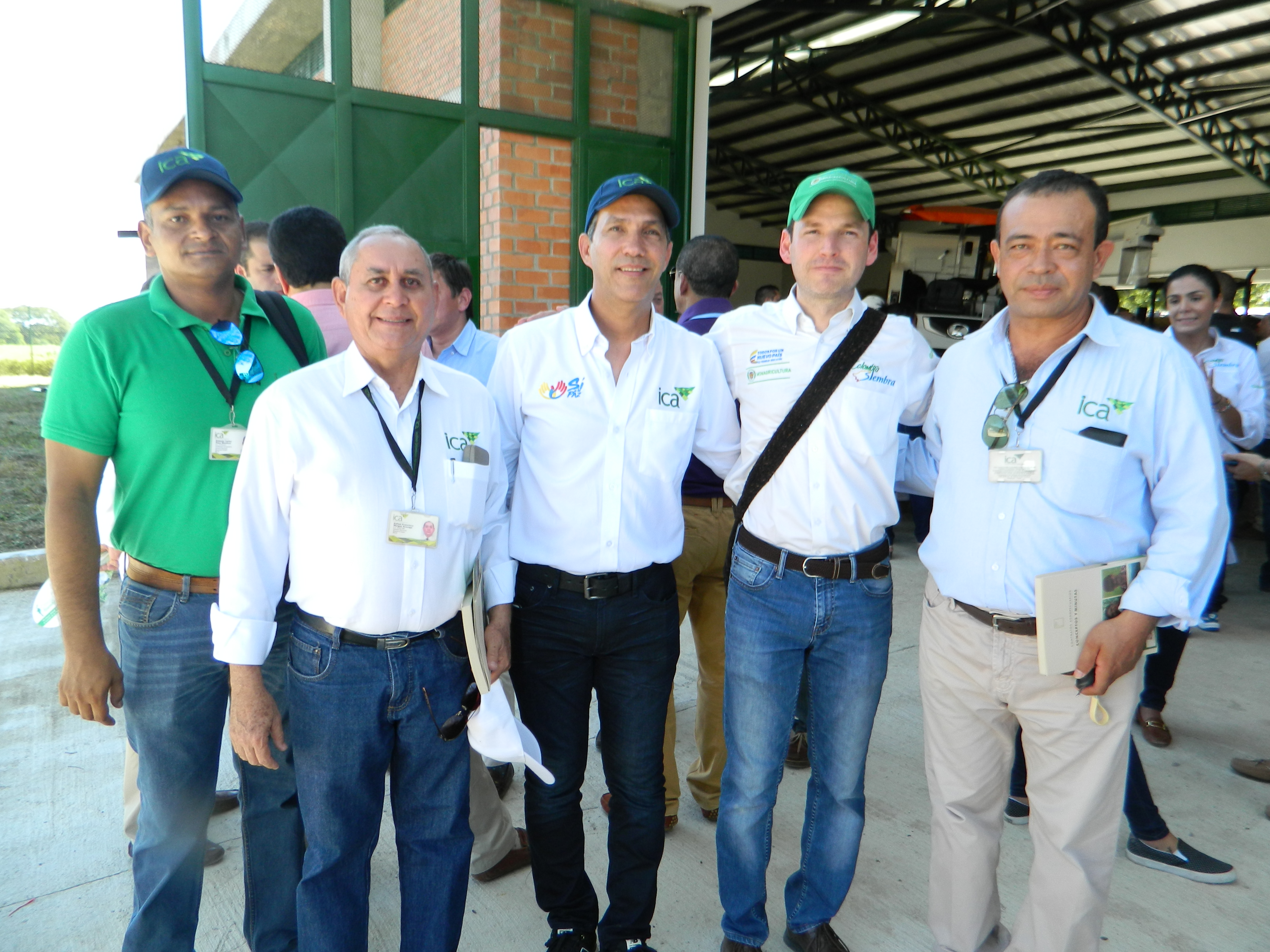 Gerente-Gral-ICA-gerente-Cesar-y-funcionarios-con-el-representante-de-MinAgricultura-Arturo-Dajud.JPG