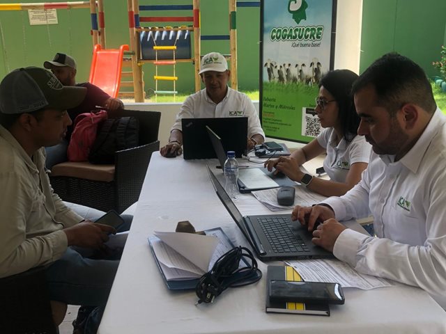 Funcionarios del ICA socializando la Resolución 