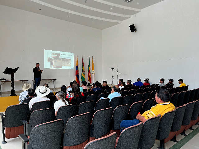 Comunicación del riesgo con avicultores de Santander