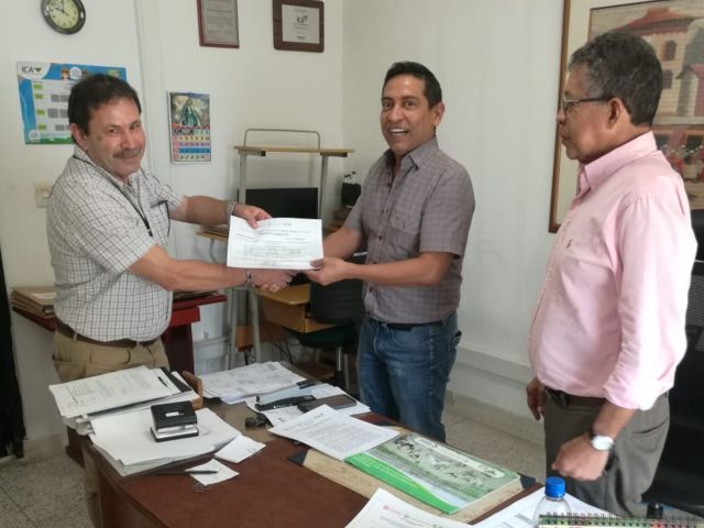 Entrega de certificados a La Rebaja Droguería.