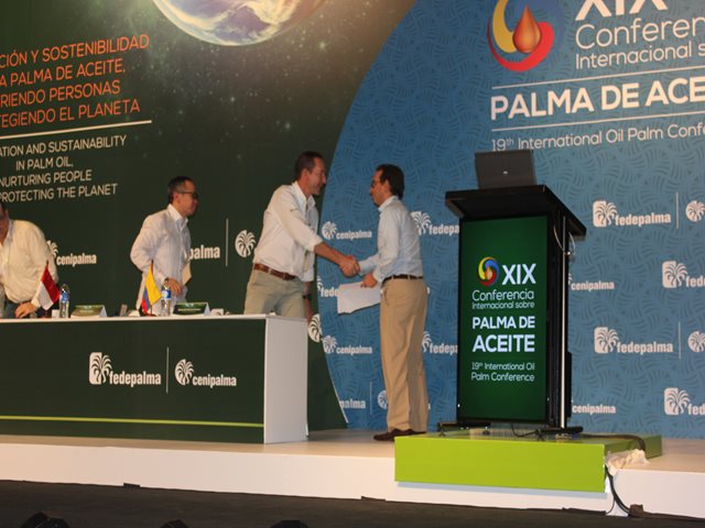 Ministro de Agricultura y gerente general del ICA entregaron registro a Cenipalma para importar y distribuir plaguicidas de uso agrícola  