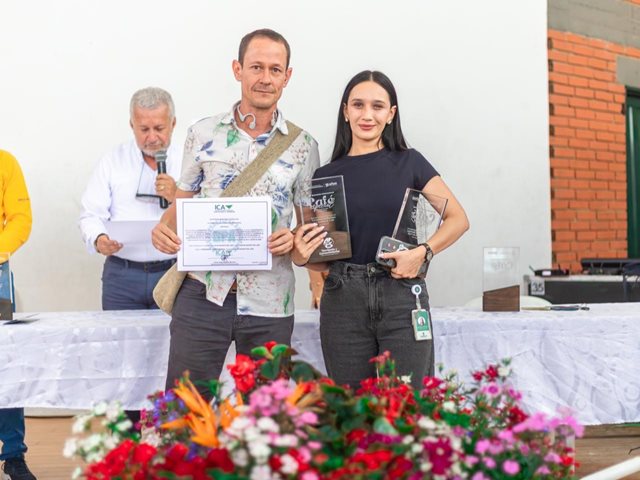Entrega de certificados en Buenas Prácticas Agrícolas 