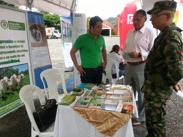 El ICA  y el Ejército Nacional  con  los agricultores del Tolima 