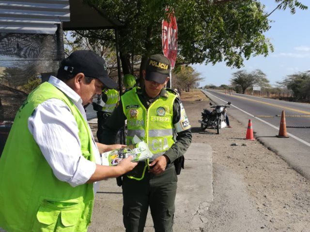 El ICA y la POLFA trabajan en equipo por la calidad y legalidad del trasporte de productos agrícolas en La Guajira
