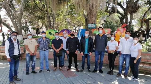 Foto-ICA-Funcionarios-ICA-con-productores-y-autoridades-4.jpg