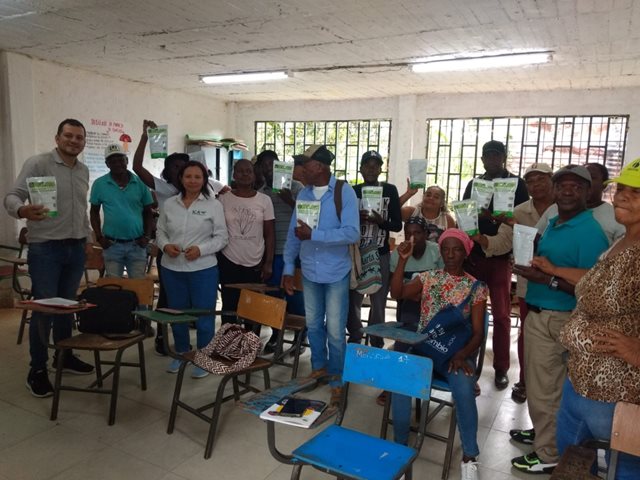 El ICA realizó una jornada de comunicación de riesgo en HLB y entregó bioinsumos a productores en Jamundí, Valle del Cauca