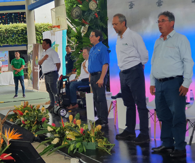 Foto-ICA-Entrega-del-1-laboratorio-movil-de-diagnostico-agropecuario-1.jpg