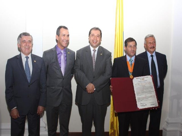 Congreso de la República condecora a SINALTRAICA.