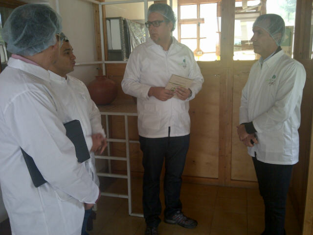 Gerente general del ICA, Luis Humberto Martínez Lacouture, recorre las instalaciones de la planta de producción de bioinsumos 