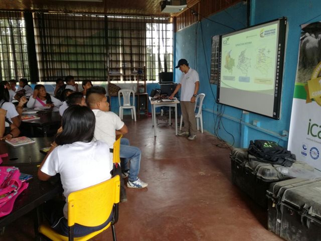 Jornada de educomunicación a estudiantes para detectar enfermedades de control oficial en Vaupés 