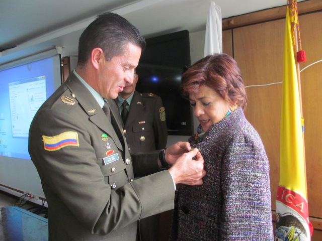 Policía Antinarcóticos hace un homenaje a la Gerente del ICA 