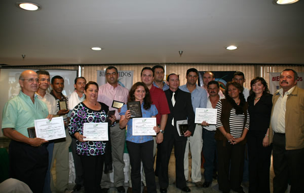 Quindianos, los primeros productores de leche en recibir la Certificación Ica de Buenas Prácticas Ganaderas
