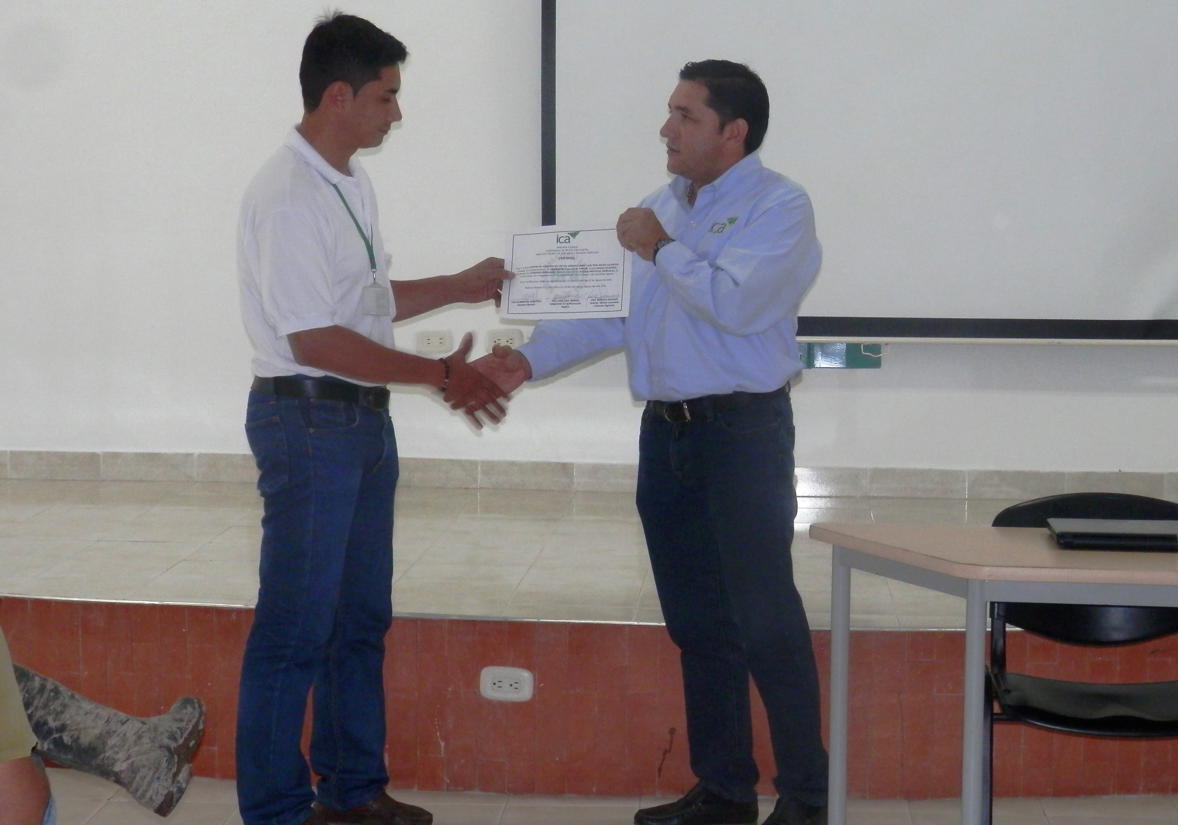 ENTREGA-CERTIFICADO-SENA.jpg ENTREGA-CERTIFICADO-SENA.jpg