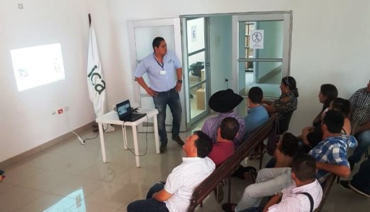Rafael-Cadena-Boscan-gerente-seccional-del-ICA-en-Arauca-explicando-a-las-ligas-y-Clubes-de-Colego-la-LSE-1.jpg