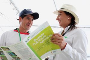 Funcionarios-del-ICA-atendiendo-a-los-usuarios-del-II-Encuentro-Comercial-de-Cadenas-Agricolas-De-mi-Campo-a-la-Mesa-en-el-Tolima-1.JPG