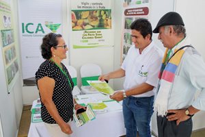 Funcionarios-del-ICA-atendiendo-a-los-usuarios-del-II-Encuentro-Comercial-de-Cadenas-Agricolas-De-mi-Campo-a-la-Mesa-en-el-Tolima.JPG Funcionarios-del-ICA-atendiendo-a-los-usuarios-del-II-Encuentro-Comercial-de-Cadenas-Agricolas-De-mi-Campo-a-la-Mesa-en-el-Tolima.JPG