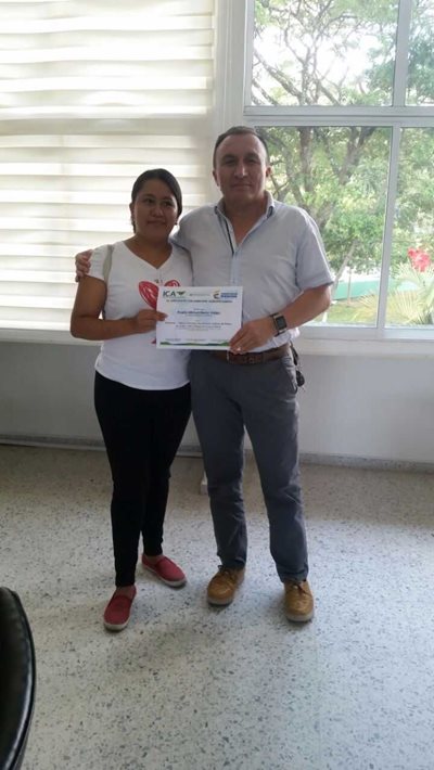 German-Silva-Amezquita-2c-gerente-seccional-del-ICA-en-Casanare-entregando-certificado-a-estudiante-tecnico-agropecuario.jpg