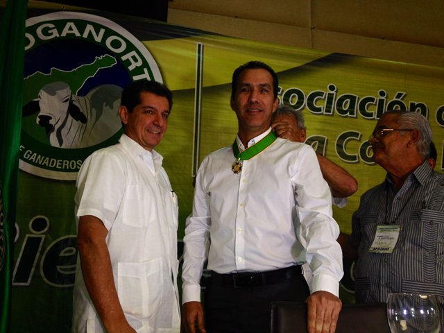 Gerente General del ICA recibe la Medalla 
