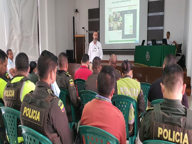 El ICA actualiza a la Policía Nacional sobre la normatividad de movilización animal en Santander  