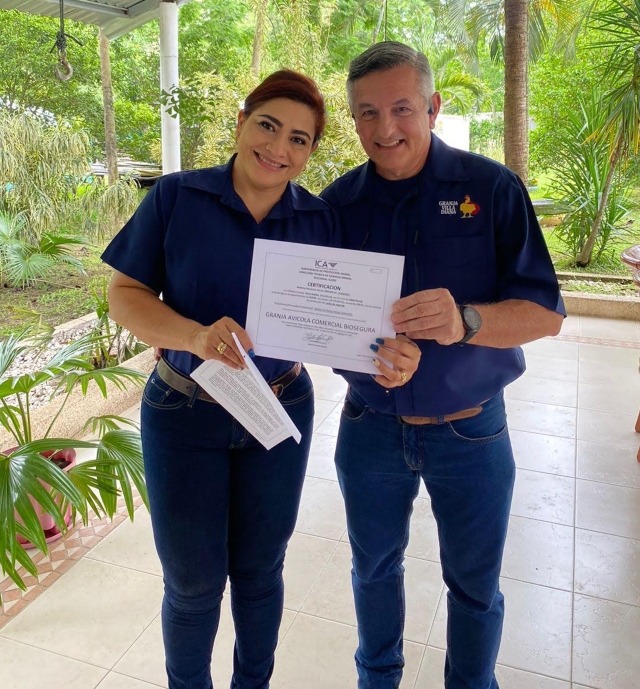 Foto-ICA-Certificacion-como-granja-avicola-biosegura-1.jpg