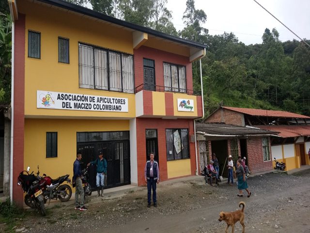 El ICA y la ONU capacitaron a productores apícolas del Cauca en  protección a los polinizadores 