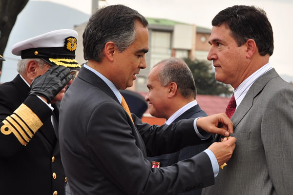 Condecorado el doctor Luis Fernando Caicedo