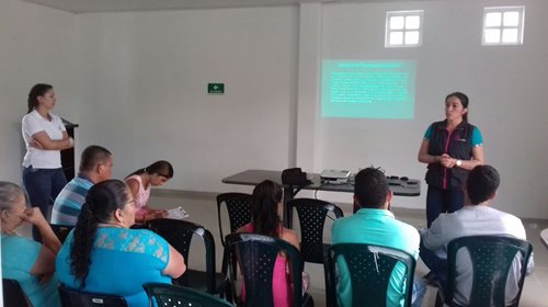 Porcicultores-de-Caldas-se-capacitaron-en-identificacion-de-cerdos-con-chapeta-oficial-como-estrategia-de-control-de-la-PPC-1.jpg Porcicultores-de-Caldas-se-capacitaron-en-identificacion-de-cerdos-con-chapeta-oficial-como-estrategia-de-control-de-la-PPC-1.jpg