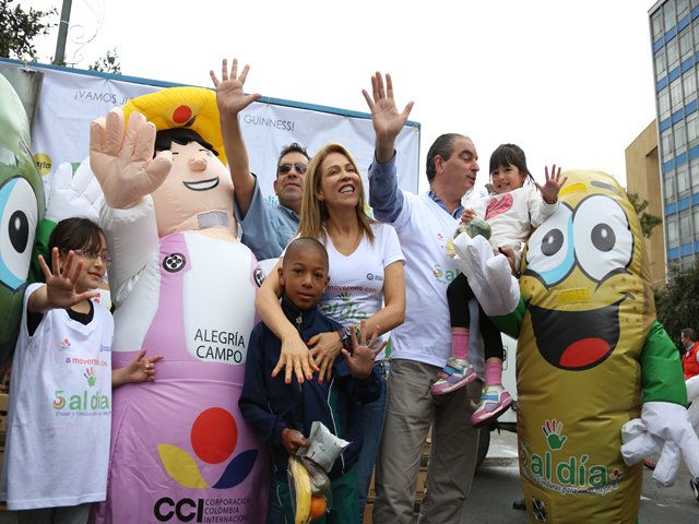 Colombia impone nuevo Guinness Records al entregar el mayor número de frutas y verduras en cuatro horas