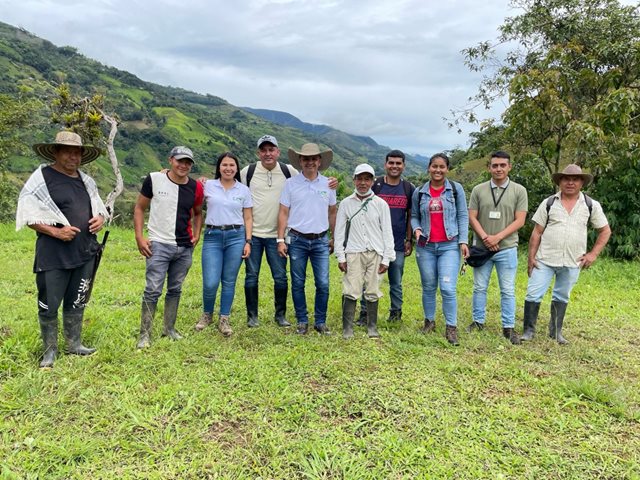El ICA capacita a productores de Argelia, Cauca, sobre métodos para prevenir presencia de caracol gigante africano.