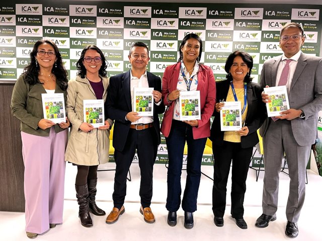 Participantes en el lanzamiento.