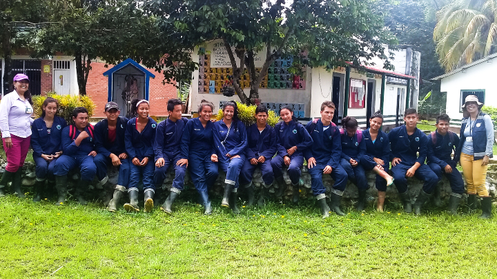 Estudiantes participantes en el taller FOTO-2-ICA-ESTUDIANTES-VISTA-HERMOSA.jpg