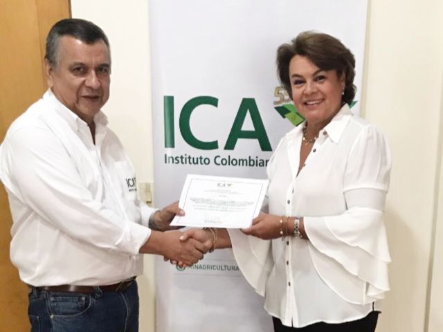 Gerente seccional Tolima ICA hace entrega certificado BPA 