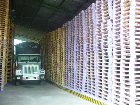 Estibas de madera con tratamiento fitosanitario. Estibas de madera con tratamiento fitosanitario.